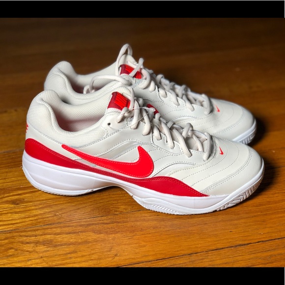 beige nike tennis shoes